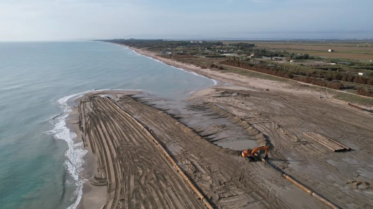 Espanha-bombeia-33-milhoes-de-m³-de-areia-por-dutos-flutuantes-e-submersos-para-reconstruir-7-km-de-praias-em-Valencia-e-criar-uma-faixa-costeira-ate-150-metros-mais-larga-contra-a-4.jpg